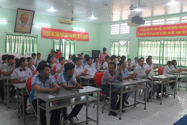 Hội Cha mẹ học sinh tặng quà tết cho học sinh ngoan-nghèo năm 2018